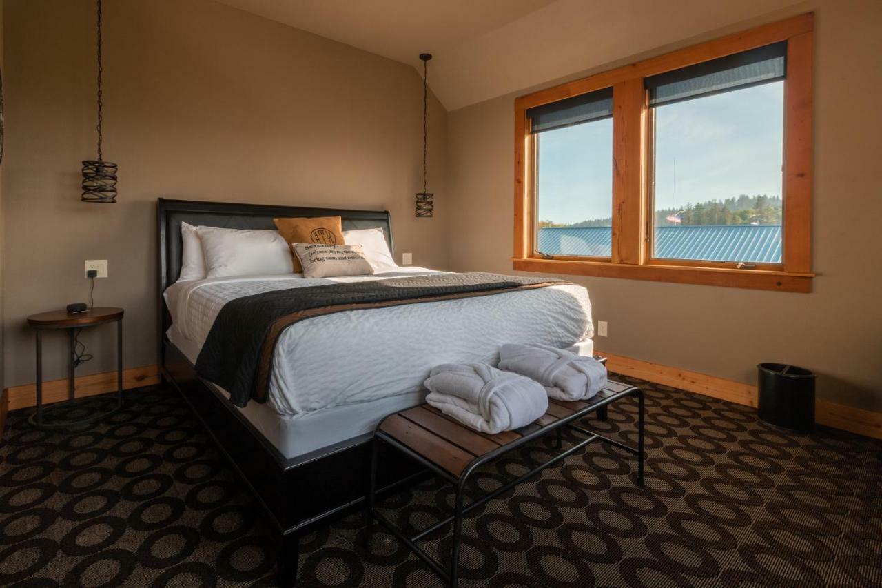 At The Helm Hotel Ilwaco Pokoj fotografie