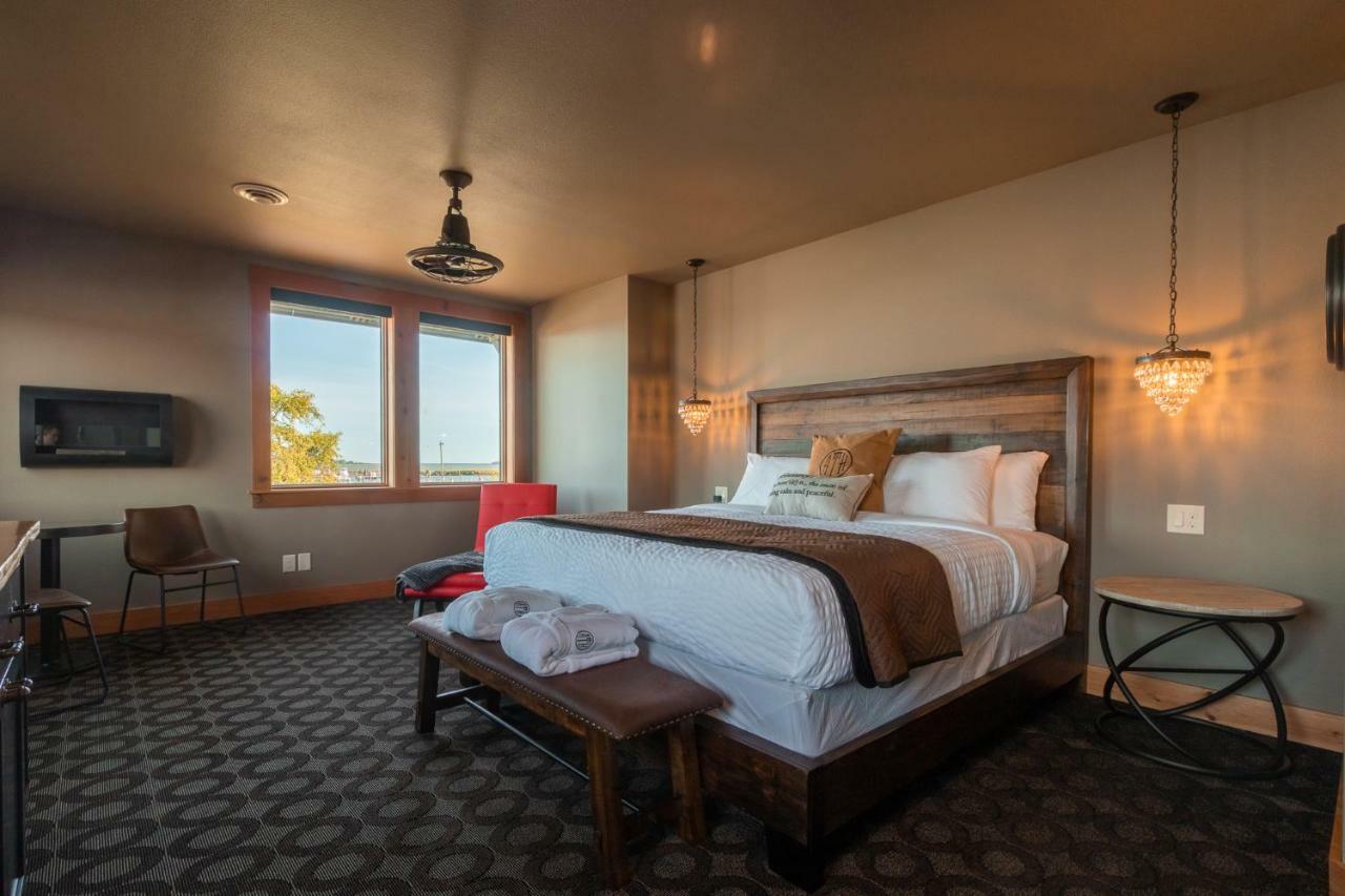At The Helm Hotel Ilwaco Pokoj fotografie